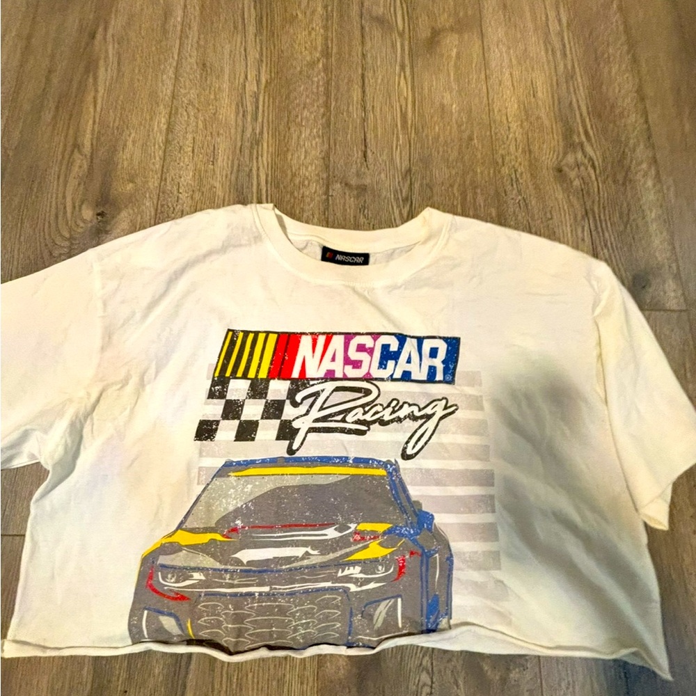 Cute cropped cotton-on nascar shirt🚙💙